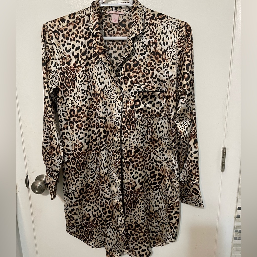 Victoria’s Secret button up
Long sleeve Satin Cheetah print nightshirt w pocket